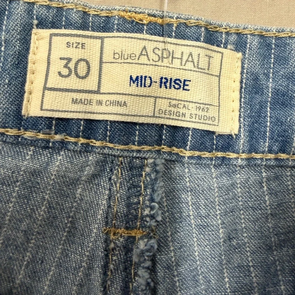 Blue Asphalt Women's Size 30 Mid Rise Striped Denim Shorts Distressed‎ Cuffed